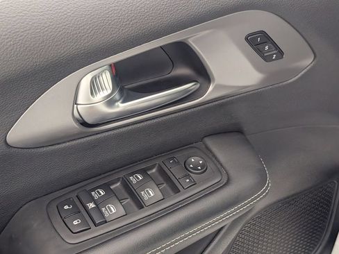 Used 2025 Chrysler Pacifica Select FWD image 11