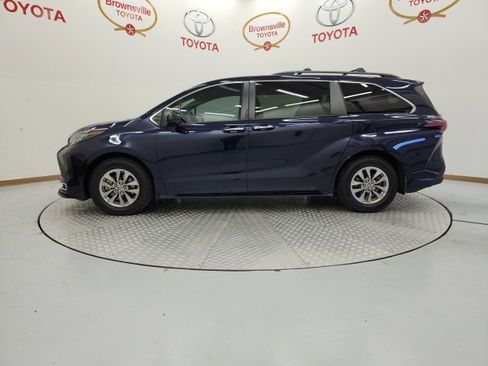 Certified 2022 Toyota Sienna XLE image 5