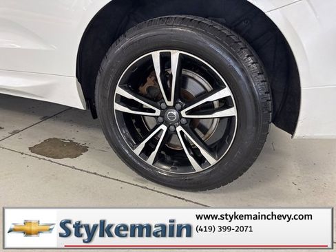 Used 2018 Volvo XC60 T6 Momentum w/ Convenience Package image 9