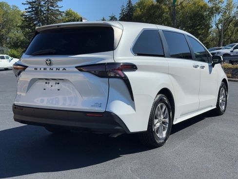 Used 2023 Toyota Sienna XLE image 8