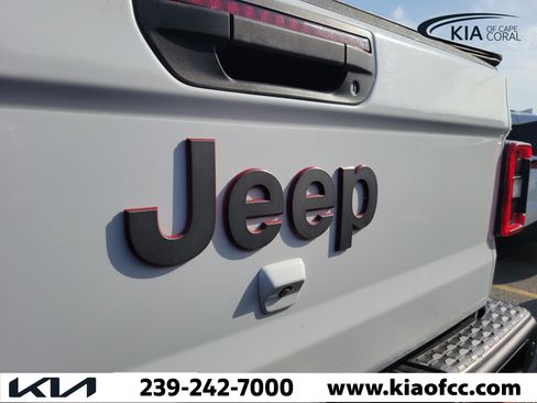Used 2021 Jeep Gladiator Rubicon AWD/4WD image 7