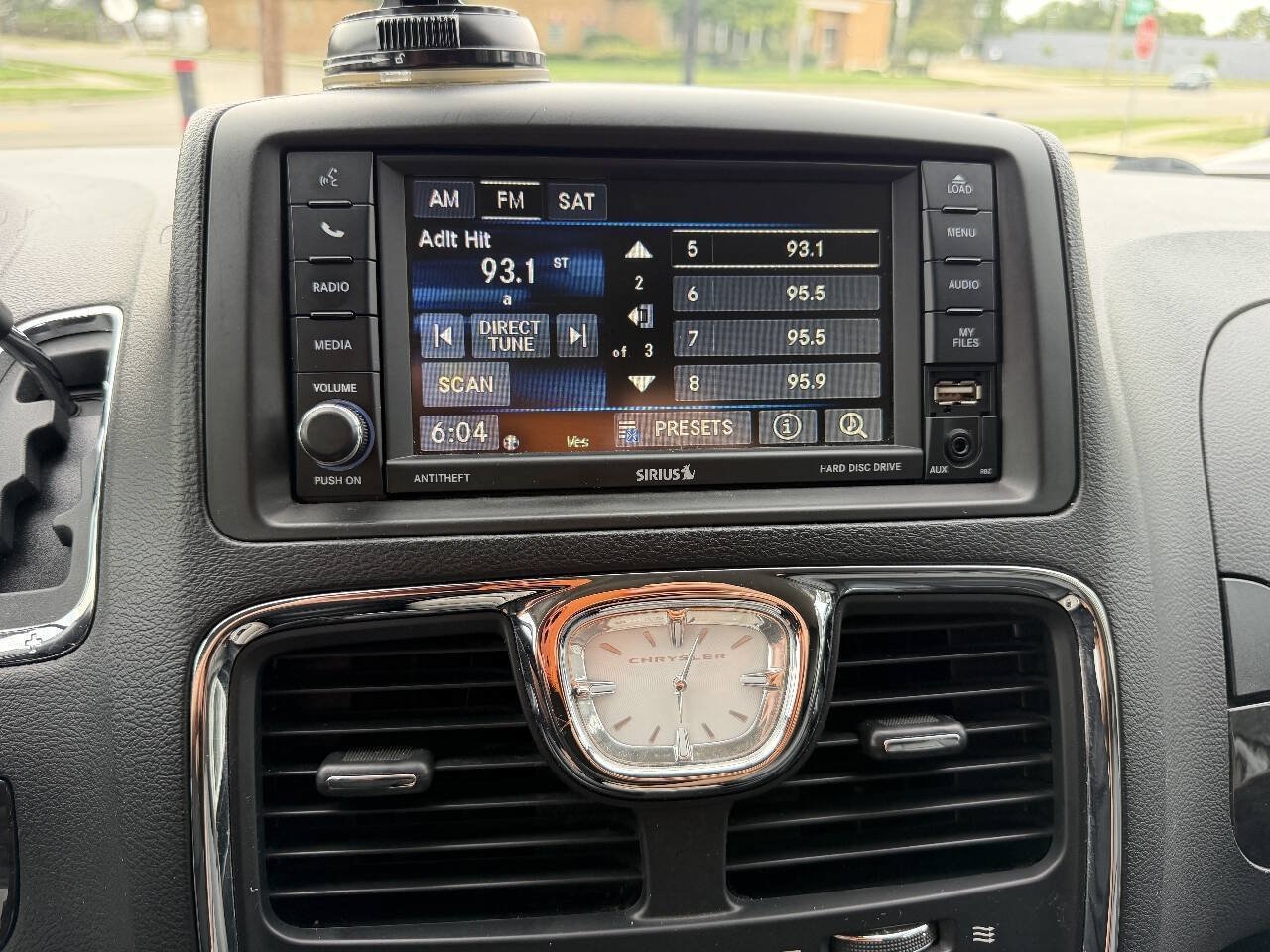 Used 2016 Chrysler Town & Country Touring FWD image 15