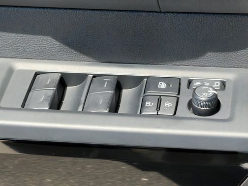 Used 2025 Toyota Tundra Limited AWD/4WD image 17