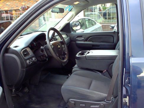 Used 2009 Chevrolet Suburban LS w/ Skid Plate Package AWD/4WD image 6