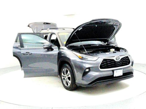 Certified 2023 Toyota Highlander XLE image 9