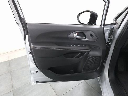 New 2026 Chrysler Pacifica Select w/ S Appearance Package image 8