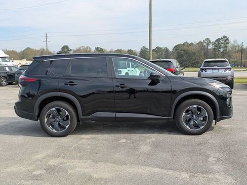 Used 2025 Nissan Rogue SV image 2