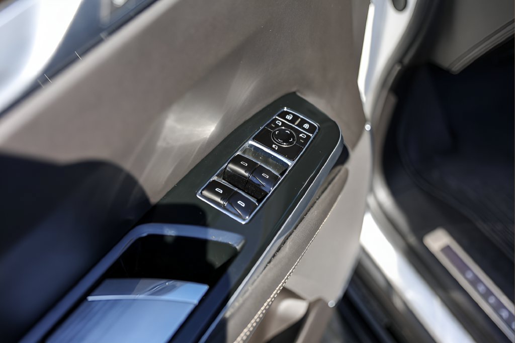 Used 2025 Cadillac Escalade ESV Premium Luxury Platinum w/ LPO, Radiant Package RWD image 22