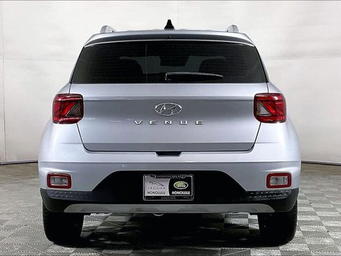 Used 2022 Hyundai Venue SEL image 3
