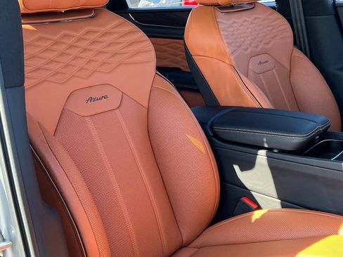 Used 2025 Bentley Bentayga image 53