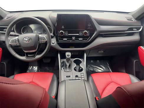Used 2024 Toyota Highlander FWD image 56