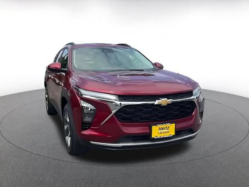 Used 2025 Chevrolet Trax LT w/ LT Convenience Package FWD image 3