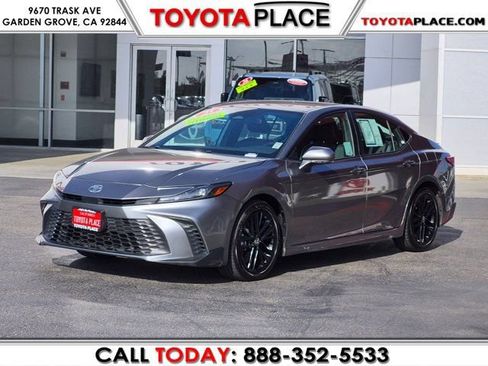 Used 2025 Toyota Camry SE FWD image 1