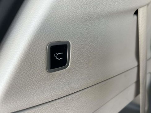 Used 2023 Chrysler Pacifica Touring-L FWD image 17