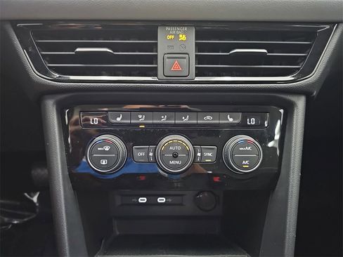 Used 2024 Volkswagen Taos SE image 32