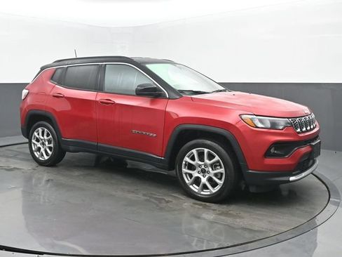 Used 2025 Jeep Compass Limited AWD/4WD image 7