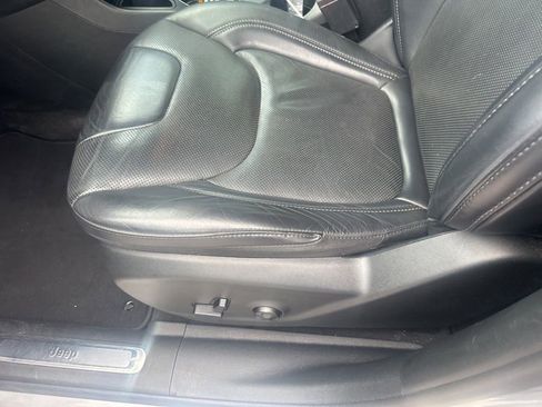 Used 2019 Jeep Cherokee Limited w/ Technology Group FWD image 15
