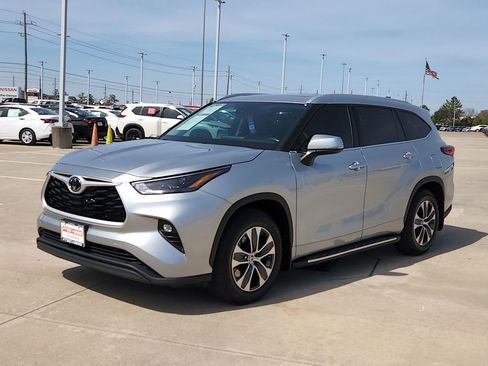 Used 2022 Toyota Highlander XLE image 3