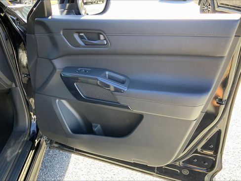 Used 2025 Nissan Pathfinder SV image 20