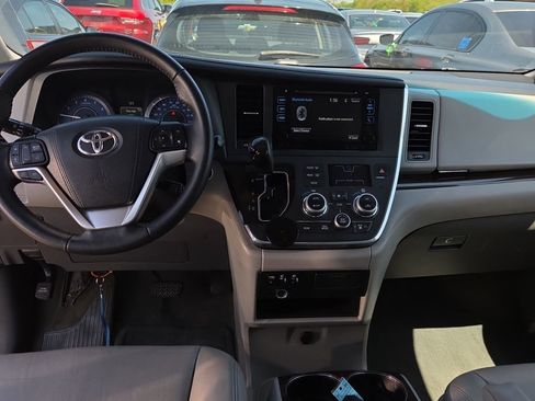 Used 2017 Toyota Sienna XLE Premium FWD image 6