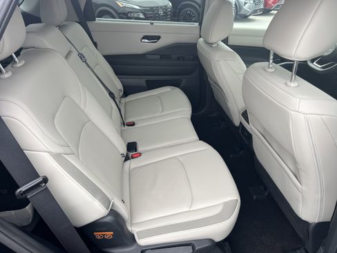Certified 2025 Nissan Pathfinder SL image 17
