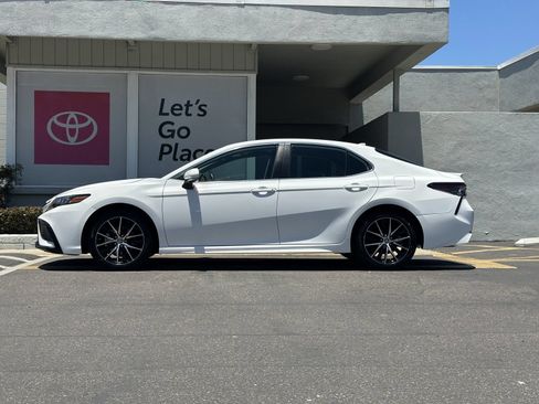 Used 2024 Toyota Camry SE FWD image 2