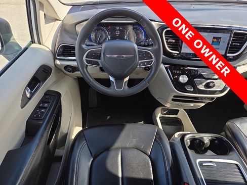 Used 2023 Chrysler Pacifica Touring-L image 13