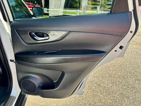 Used 2018 Nissan Rogue SV AWD/4WD image 20