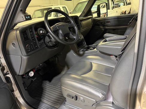 Used 2006 Chevrolet Silverado 2500 LT w/ Heavy-Duty Power Package AWD/4WD image 3