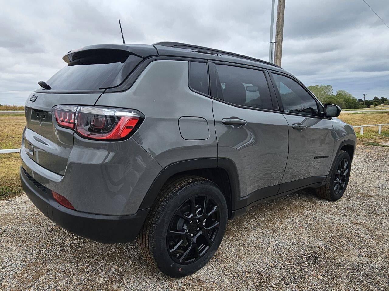 Used 2024 Jeep Compass Latitude w/ Convenience Group AWD/4WD image 9