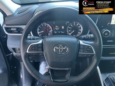 Used 2024 Toyota Highlander XLE AWD/4WD image 23