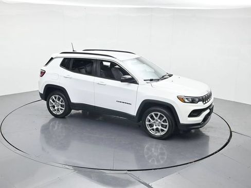 Used 2023 Jeep Compass Latitude AWD/4WD image 39