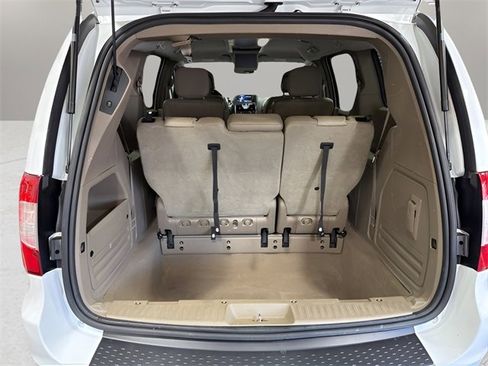 Used 2014 Chrysler Town & Country Touring image 33