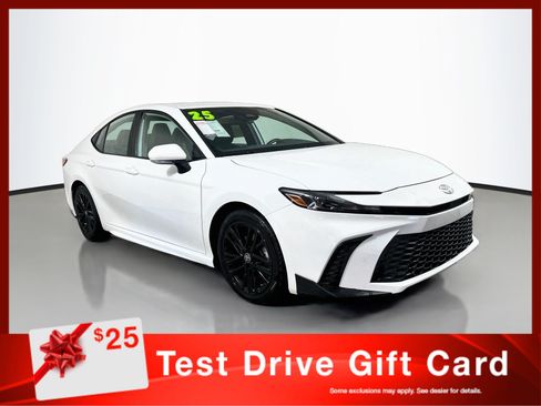 Used 2025 Toyota Camry SE FWD image 1