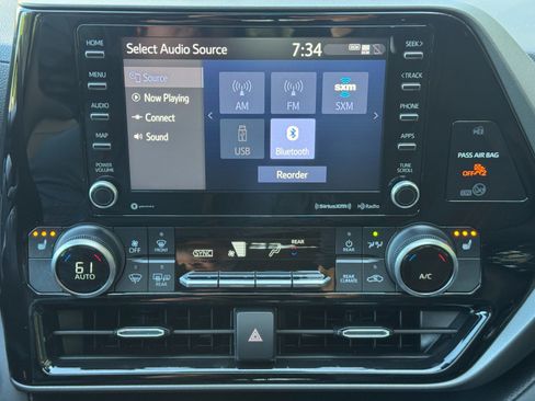 Used 2021 Toyota Highlander XLE FWD image 22