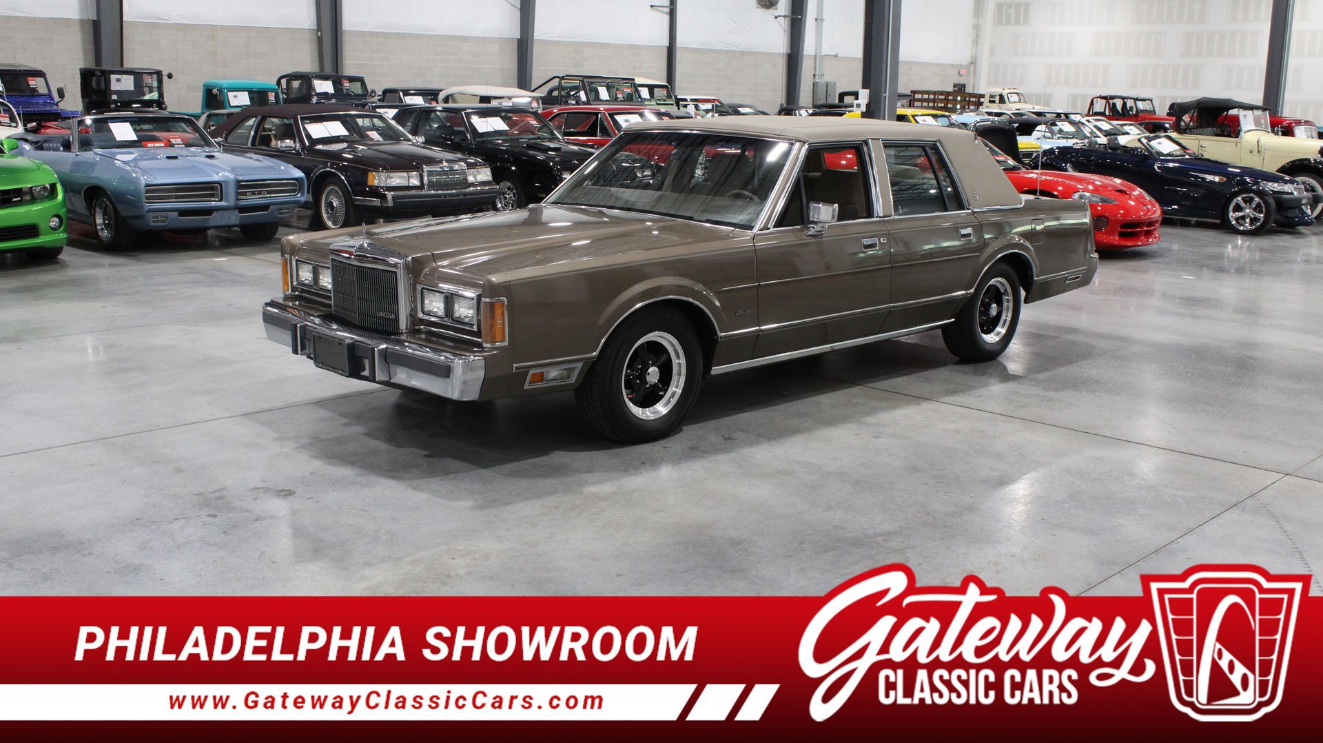 Used 1989 Lincoln Town Car RWD image 1