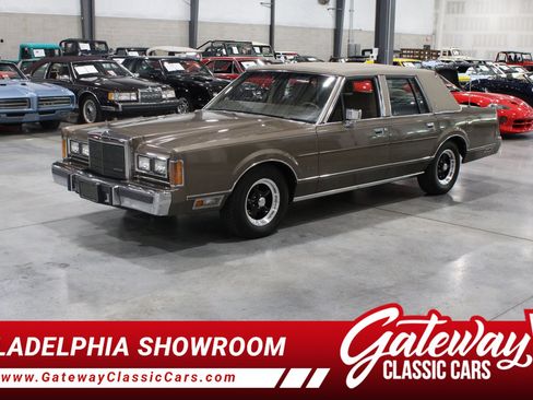 Used 1989 Lincoln Town Car RWD image 1