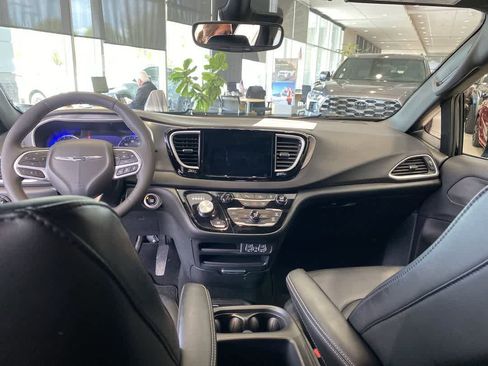 Used 2025 Chrysler Pacifica Select FWD image 10