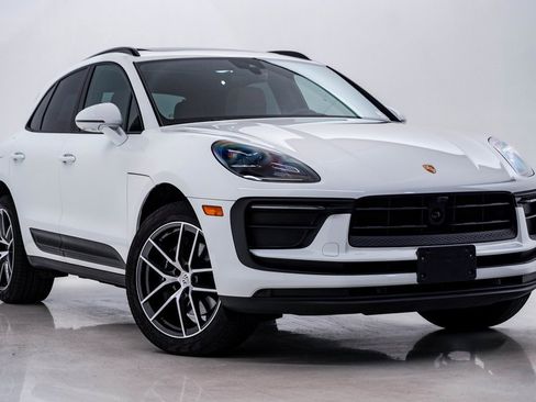 Certified 2025 Porsche Macan image 8