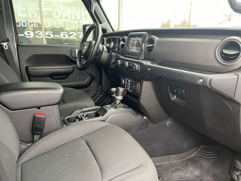 Used 2022 Jeep Gladiator Willys image 10