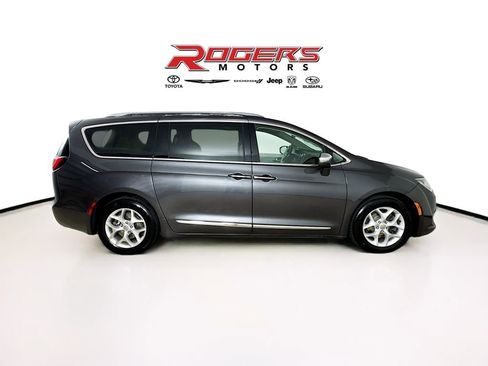 Used 2020 Chrysler Pacifica Limited image 9