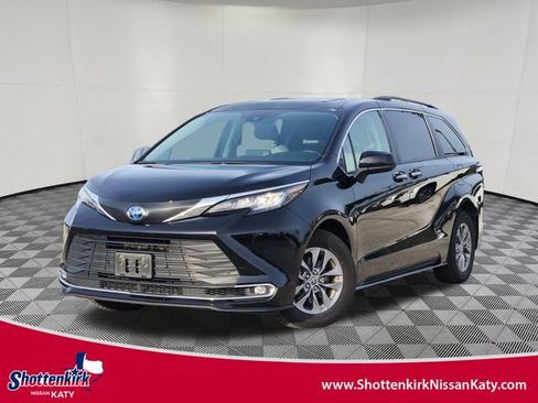Used 2023 Toyota Sienna XLE FWD image 1