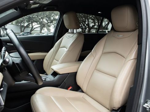 Used 2025 Cadillac XT4 Premium Luxury image 7