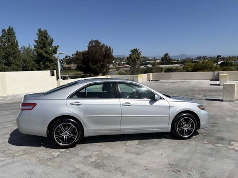 Used 2010 Toyota Camry LE image 28