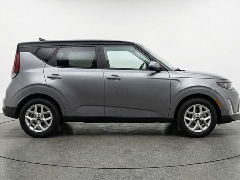 Used 2025 Kia Soul LX w/ LX Technology Package FWD image 9