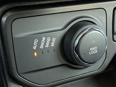 Used 2019 Jeep Renegade Latitude w/ Cold Weather Group image 23