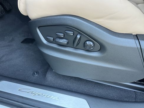Certified 2025 Porsche Cayenne E-Hybrid Coupe AWD/4WD image 32