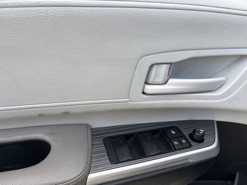 Used 2025 Toyota Sienna LE FWD image 13