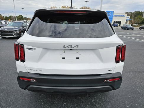 Used 2023 Kia Sorento LX image 6