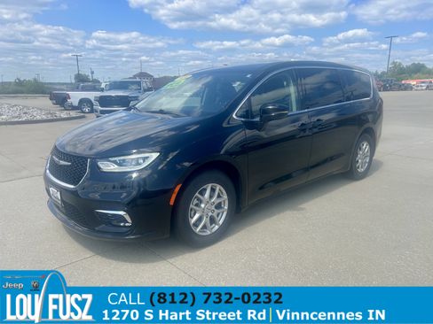 Used 2024 Chrysler Pacifica Touring-L FWD image 3